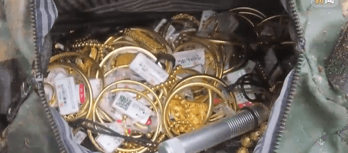 警方在石頭下找回所有贓物。央視新聞