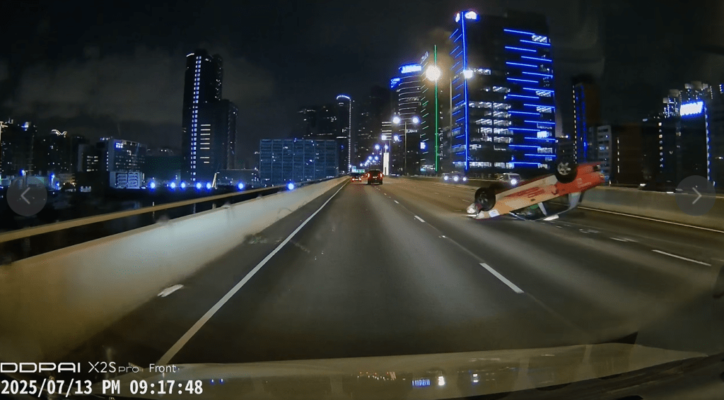司機一度被困,其後他自行爬出車廂。 司機一度被困,其後他自行爬出車廂。