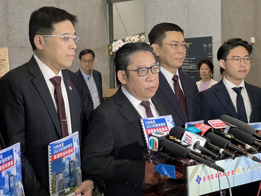 身兼立法会议员、香港岛各界联合会会长苏长荣（左二）表示，在会上大家对过去一年政府施政取得的成果，均给予高度的赞扬。郭咏欣摄