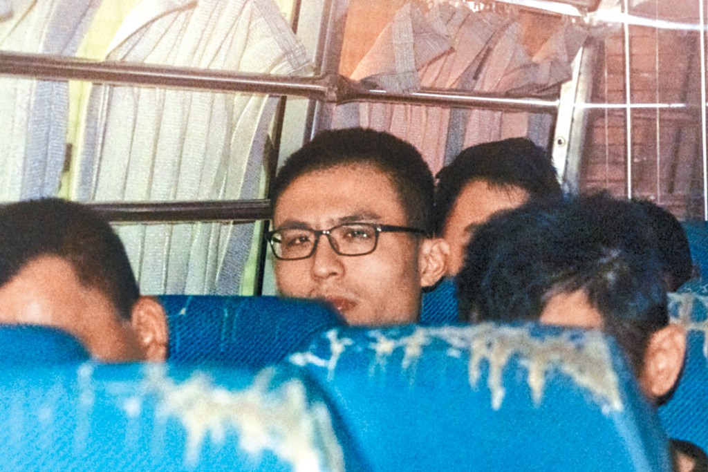 被告劉駿軒（劉馬車）由警車押往法院提堂。 