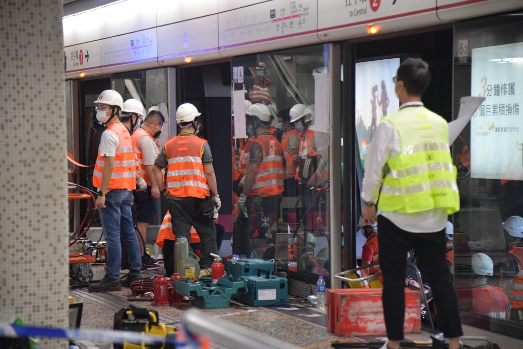 荃湾綫油麻地站一列列车「甩门」事故。