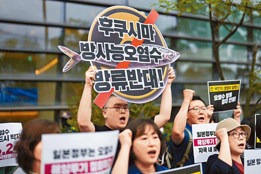 南韓民間團體周四在首爾的日本大使館附近,抗議日政府計畫排放核廢水。