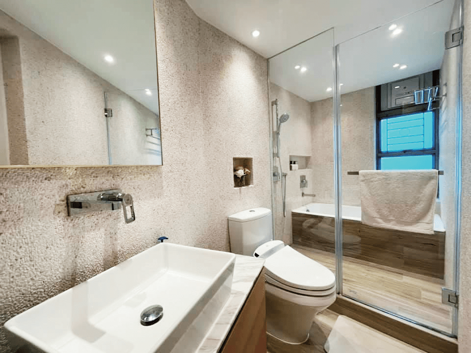 浴室有大镜子，墙身以瓷砖铺设，方便打理。