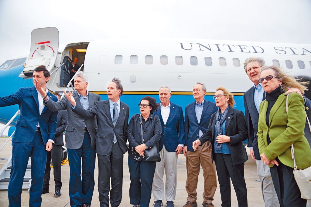 美國參議院領袖舒默（左5）昨日率團抵達上海。