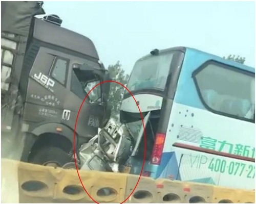 客貨車(紅圈內)被夾成廢鐵。網圖