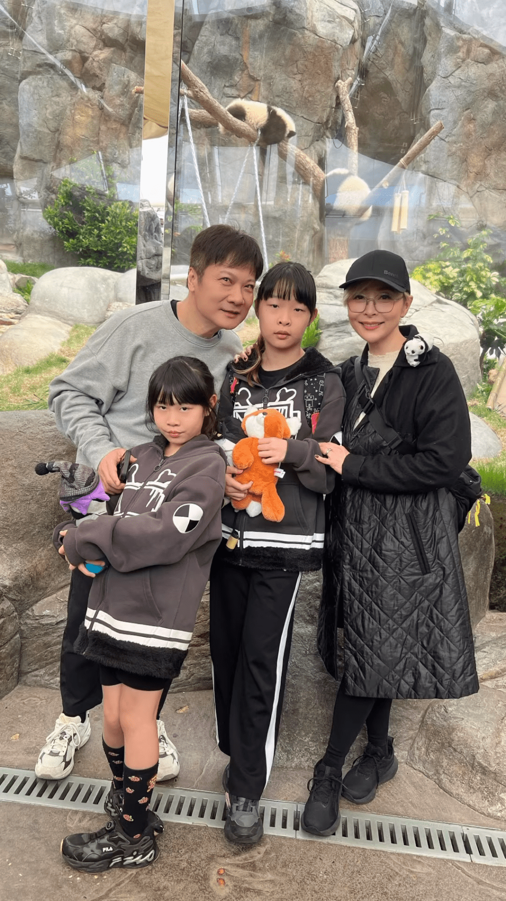 湯盈盈一家來探盈盈樂樂family，大女錢凱晴倒模爸爸一樣，身高更與162cm身高的湯盈盈平頭，並擁有修長美腿。