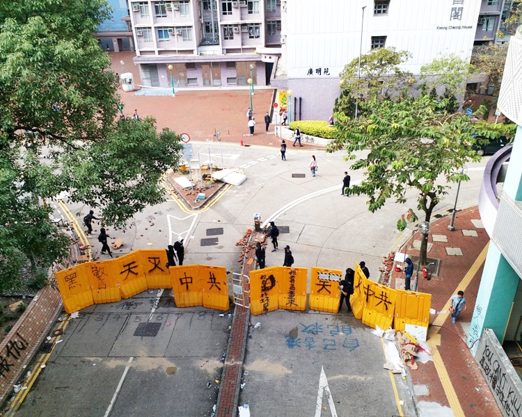 大三罷期間將軍澳多處有堵路。資料圖片