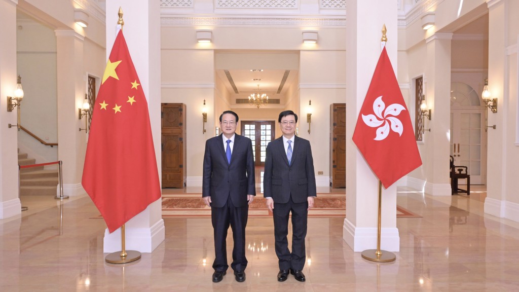 行政長官李家超(左)在禮賓府與浙江省委書記易煉紅(右)會面。