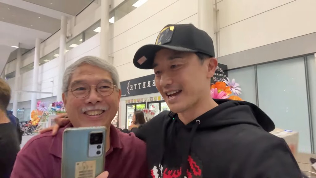 杜挺豪訪問鄭家聲爸爸(左)。(影片截圖:《杜挺好味道》) 杜挺豪訪問鄭家聲爸爸(左)。(影片截圖:《杜挺好味道》)