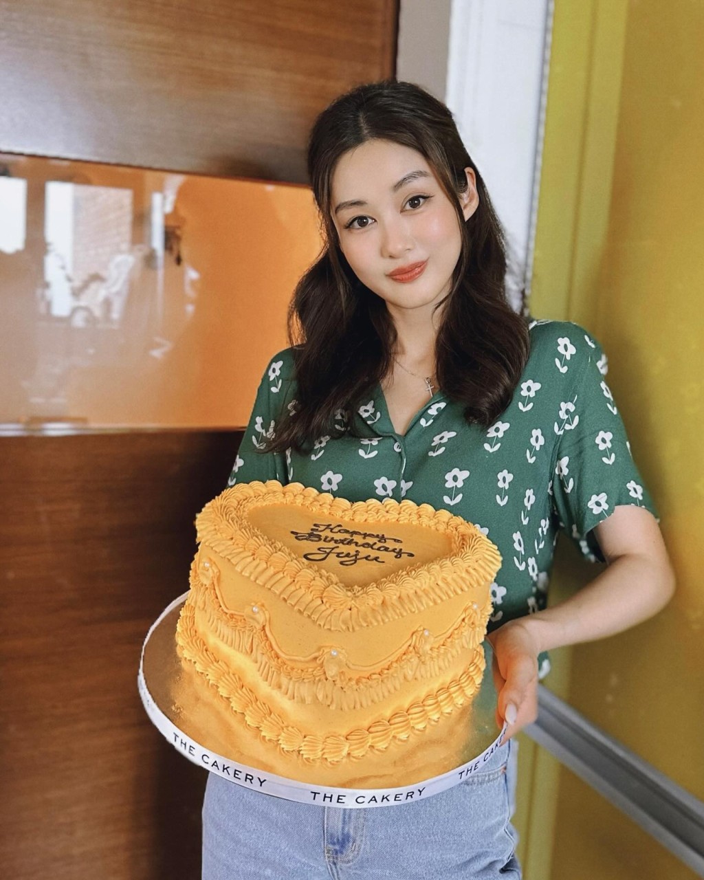 岑丽香跟生日蛋糕拍照。