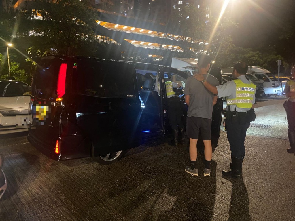 警員拘捕2男司機。警方圖片 警員拘捕2男司機。警方圖片