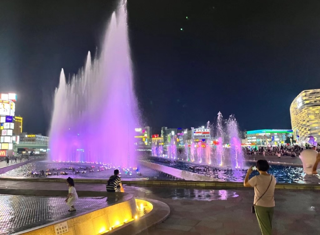 珠海好去处2024 | 5. 金湾华发商都 中心湖晚上有激光喷泉秀。