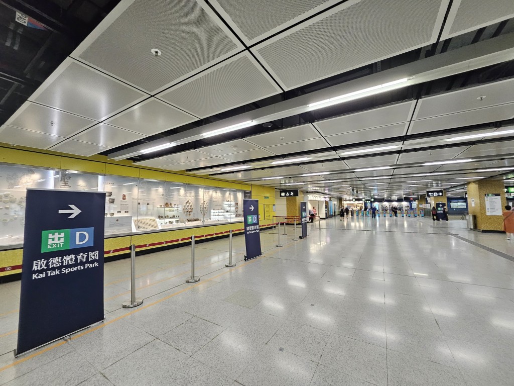 前往場館的乘客可乘搭港鐵至宋皇臺站,沿D出口步行約 5 至 10 分鐘前往。圖:港鐵 前往場館的乘客可乘搭港鐵至宋皇臺站,沿D出口步行約 5 至 10 分鐘前往。圖:港鐵