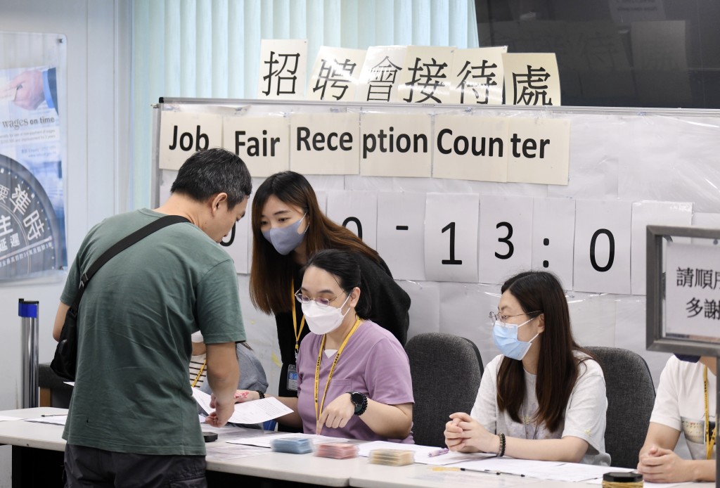 政府于去年《施政报告》规定,餐饮业于本地招聘期间,须每周参加一次劳工处举行的实地招聘会。 政府于去年《施政报告》规定,餐饮业于本地招聘期间,须每周参加一次劳工处举行的实地招聘会。