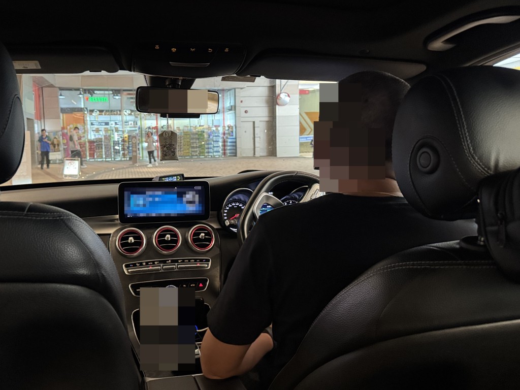 有網約車司機表示近一兩日「單接單」,相信上線司機因怕被「放蛇」明顯減少,但坦言「做得就冇得驚」。陳俊豪攝 有網約車司機表示近一兩日「單接單」,相信上線司機因怕被「放蛇」明顯減少,但坦言「做得就冇得驚」。陳俊豪攝