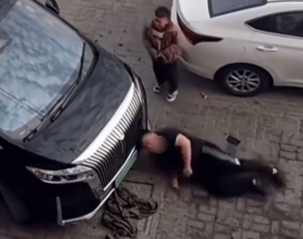 河南汉多次倒地后再来以头撼对方车头，直至倒地仍然用头撞车。