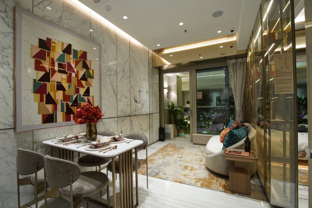 发展商同时开放以1期3座8楼A5室为设计蓝本搭建的经改动连装修示位及交楼标准单位。