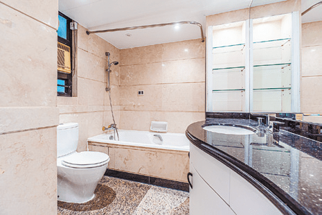 圖中浴室備有闊鏡，方便住戶平日梳洗裝身。