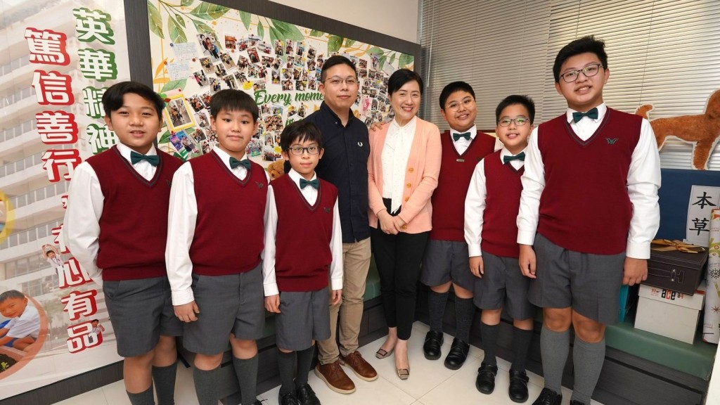 HKIRC網絡安全經理林嘉棋（左四）、英華小學校長陳美娟博士（右四）和「香港小學生網絡安全問答比賽」得獎學生接受訪問。