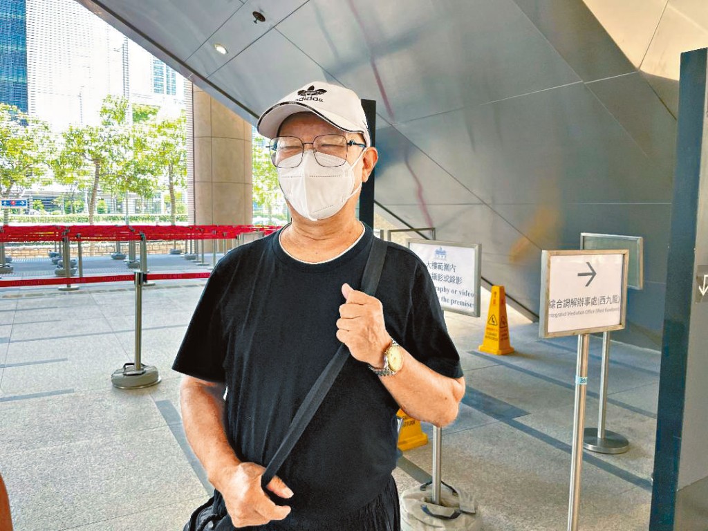 被告昨否認未經批准在公眾地方進行籌款活動及沒有許可證而奏玩樂器共7罪。