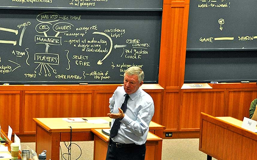 費格遜退休後出席多個講座，曾經造訪美國著名的哈佛商學院，分享執教曼聯的球會管理哲學。