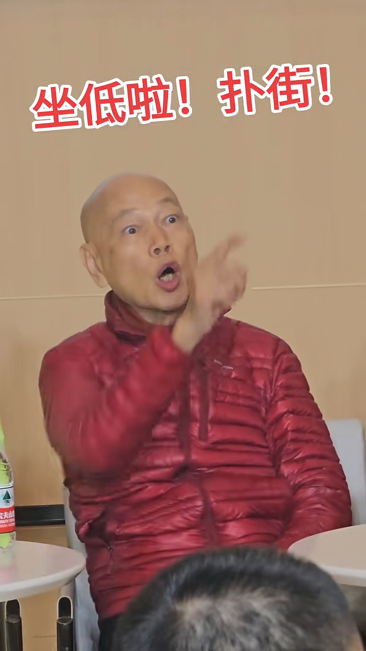 羅家英於內地見面會中,大鬧觀眾「X街」。 羅家英於內地見面會中,大鬧觀眾「X街」。