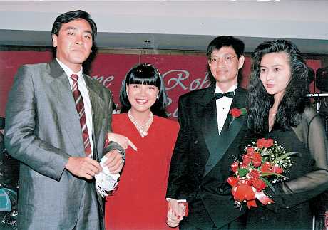 金燕玲曾有两段婚姻，1975年嫁采蝶轩老板梁廷斌，惜维系6年便结束，1989年因意外怀孕与英国执业大律师Robert Wong（右二）结婚。