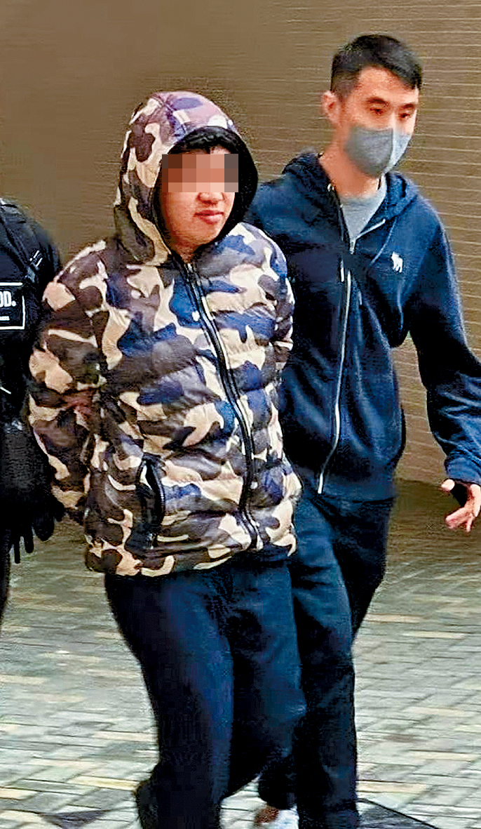 警方國安處昨日以「作出具煽動意圖的作為」罪，拘捕YouTuber兼「白卡聯盟」成員「Kenny」（左）。