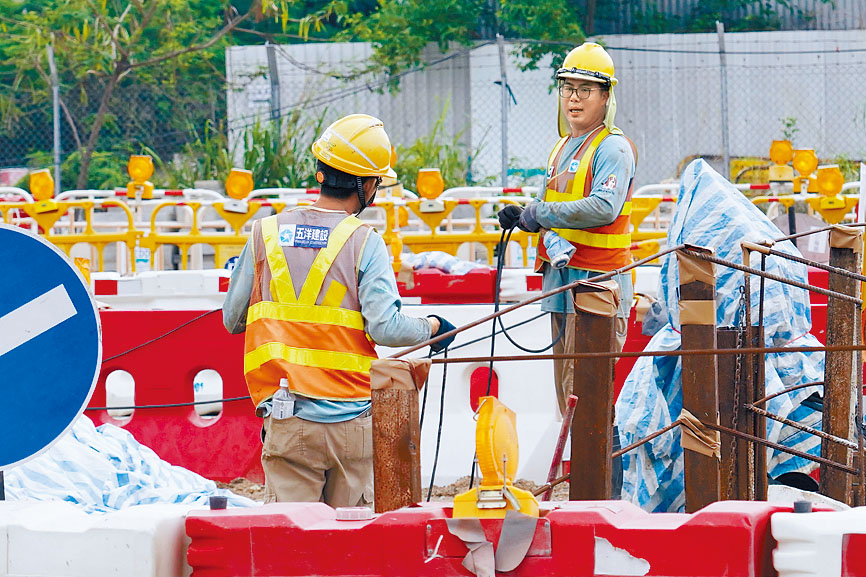 8成受訪本地建築勞工憂慮,輸入外勞後飯碗不保。