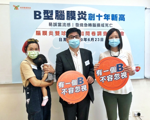 兒科專科醫生余則文醫生(中) 建議家長為子女接種疫苗預防感染。