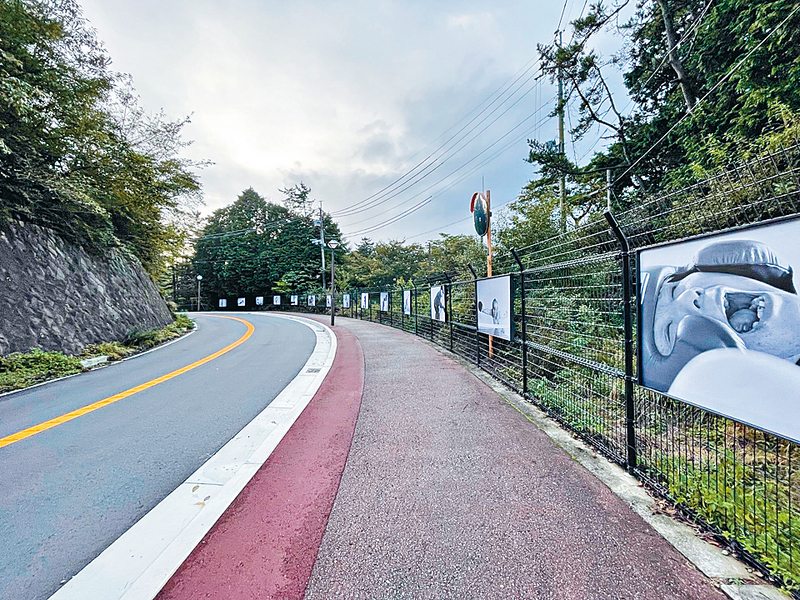 藝術家Kimiko Shimizu在通往六甲枝垂的路上，展示一系列名為《一個人的奧運會》、表情生動的攝影作品