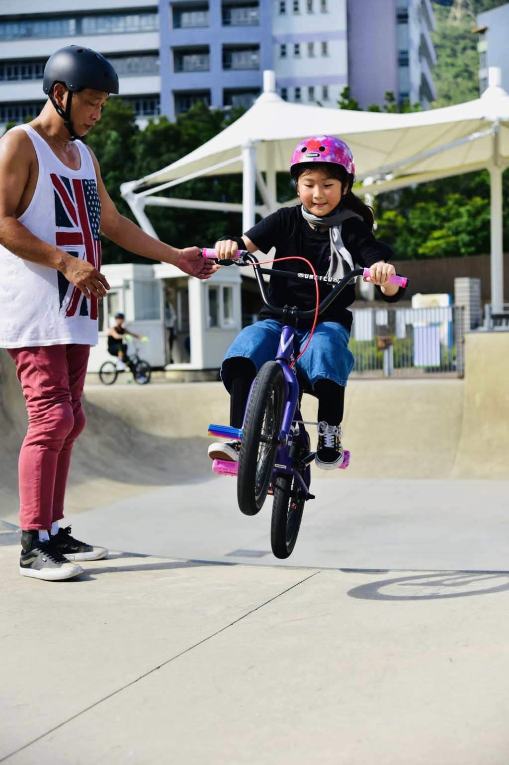 头盔要保护到前额至后脑。