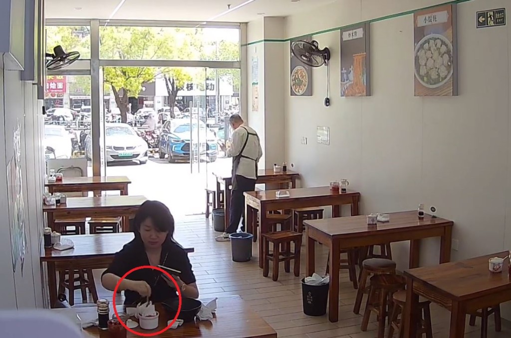 上海缺德女將污穢紙巾塞入店家的辣椒油瓶內，遭網民起底。微博＠1024專員