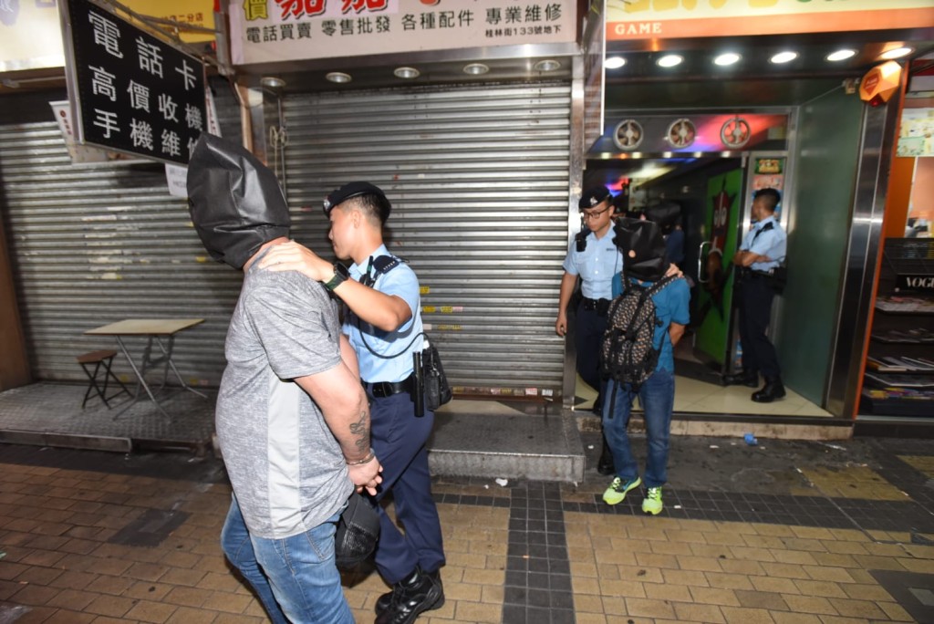 警方在深水埗桂林街拘捕多人。
