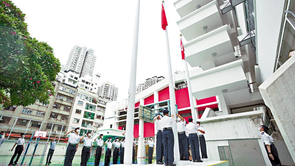 入境事務學院派出步操教官,到屯門聖公會聖西門呂明才中學的「入境事務處青少年領袖團」聯合升旗隊進行特訓。