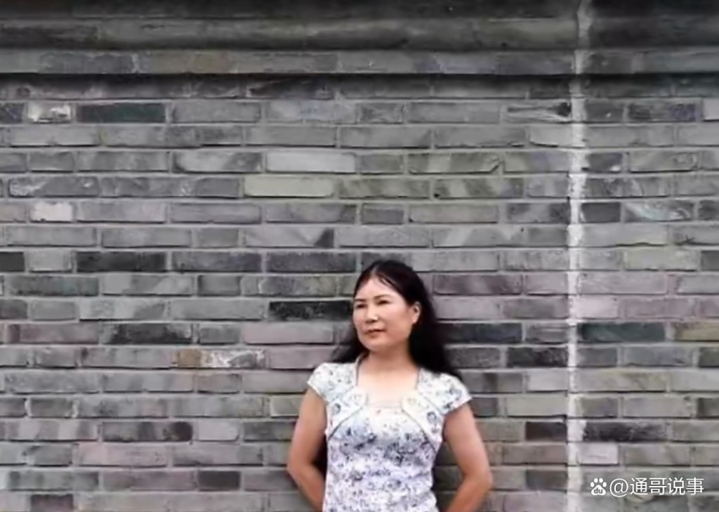 薛焕荣被卷入车底拖行5.9公里，在冲过路壆时爆头死亡。微博