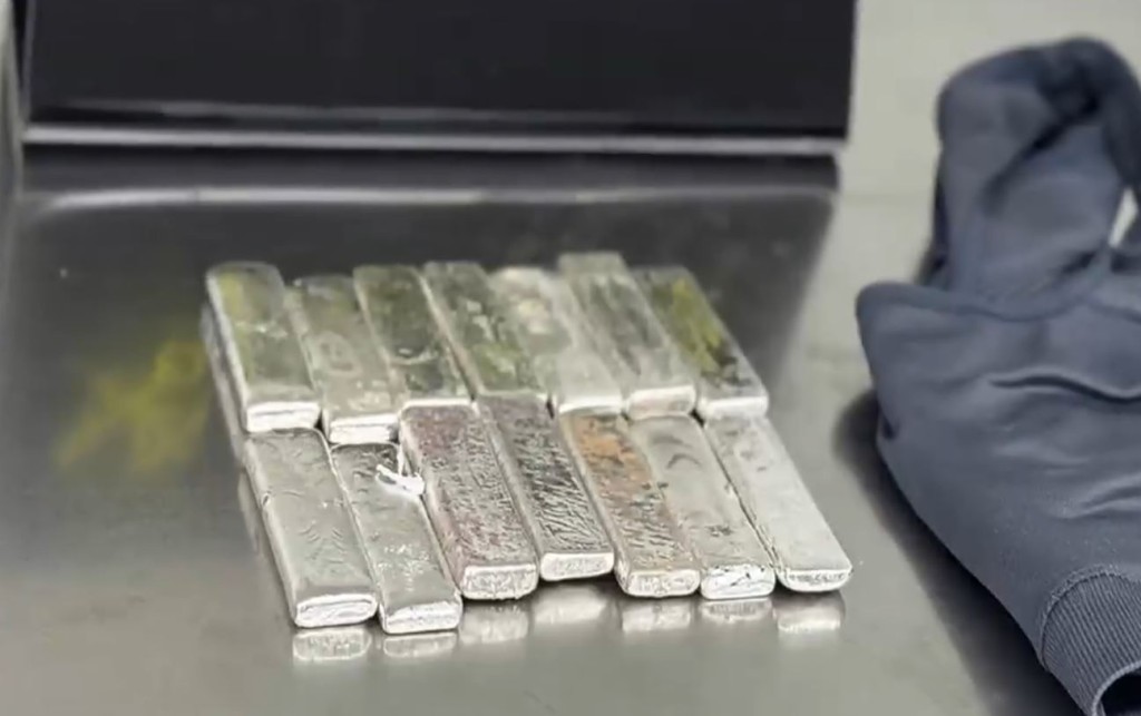 羅湖口岸海關截獲企圖走私純銀條入境的女子。海關發布