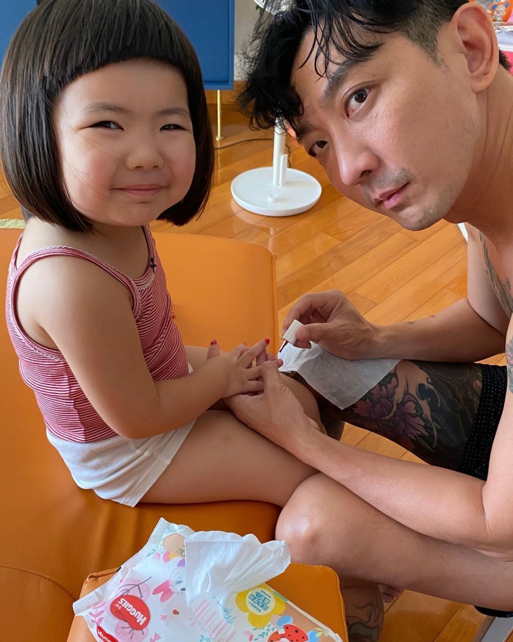 Lucy好鍾意爸爸幫手搽指甲。