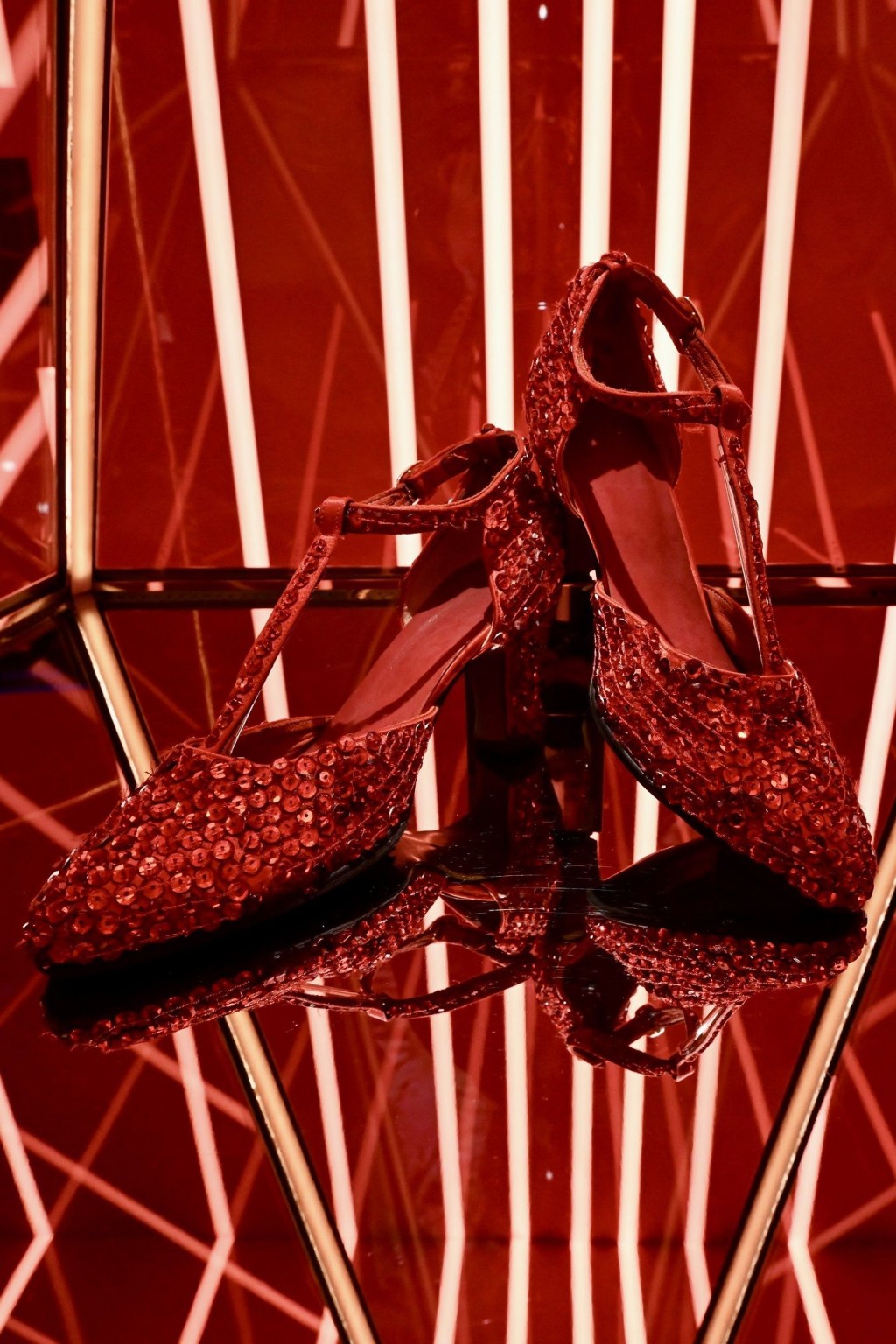 《繼續寵愛．張國榮紀念展》展出哥哥私人珍藏，包括個唱紅色高踭鞋。