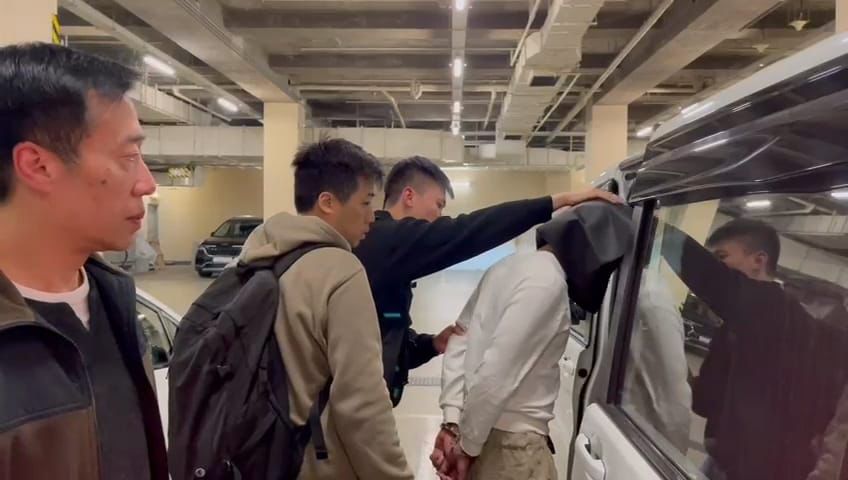 葵涌光輝圍天橋現扒手 開途人背囊偷銀包事敗 警拘兩內地男一人涉偷渡