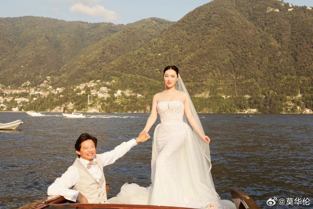 莫华伦在微博留言表示这场梦幻般完美婚礼在意大利科莫湖举行。