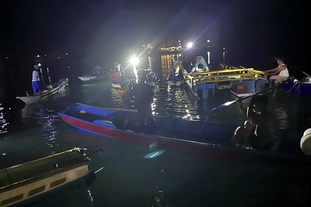 一艘超載渡輪沉沒後，印尼國家搜救局成員和居民在蘇拉威西島尋找倖存者。AP