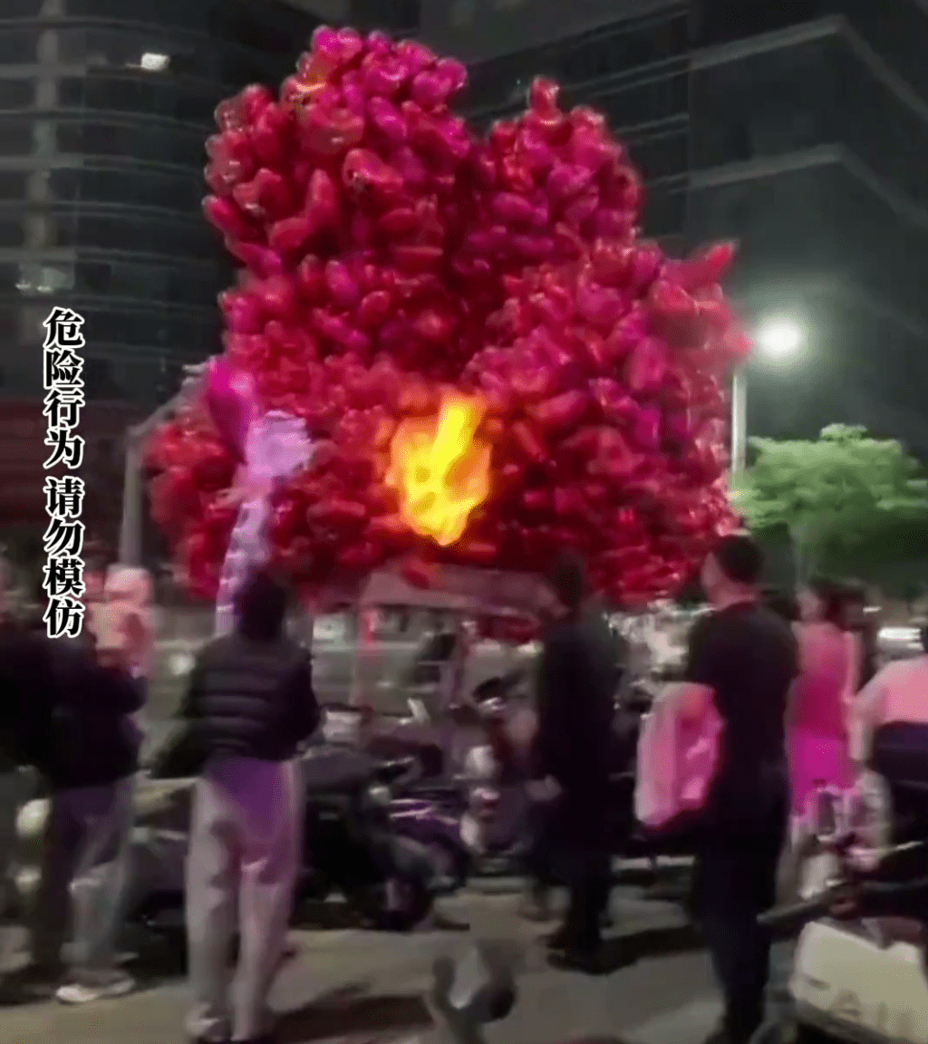 深圳醉漢除夕夜點燃路邊商販大串氣球。