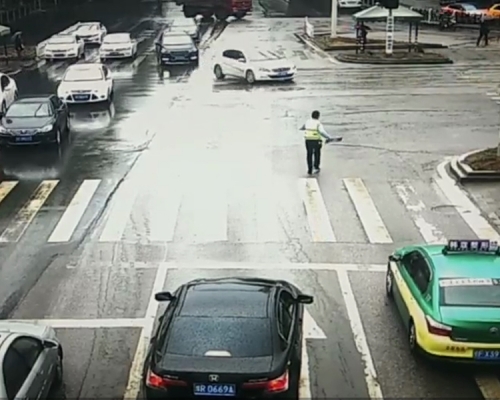 民警手中還拿著剛剛查獲的假車牌。 網上圖片