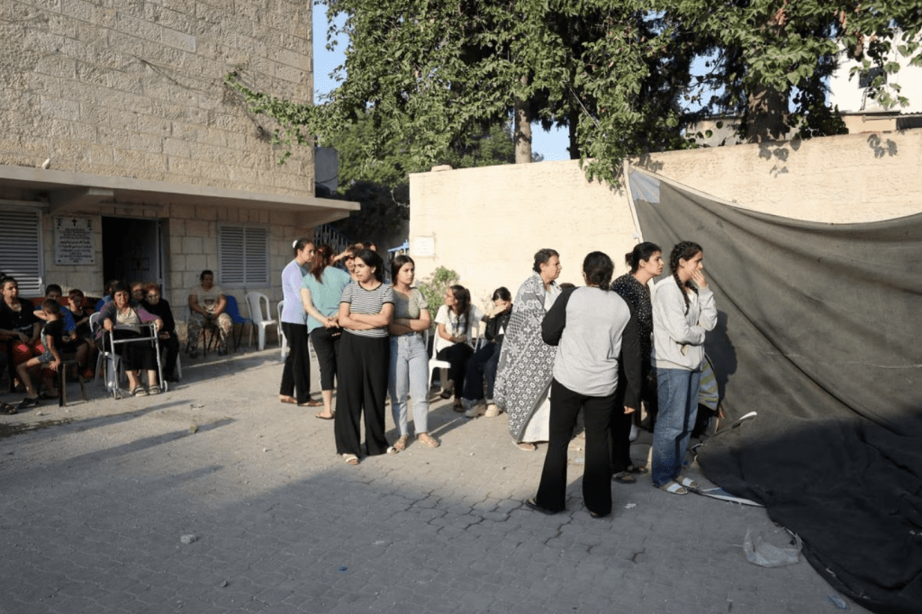 2023 年10 月20 日，巴勒斯坦人聚集在加沙城希腊东正教圣波菲里乌斯教堂，该教堂因以色列袭击而受损，逃离家园的巴勒斯坦人在此避难。路透社