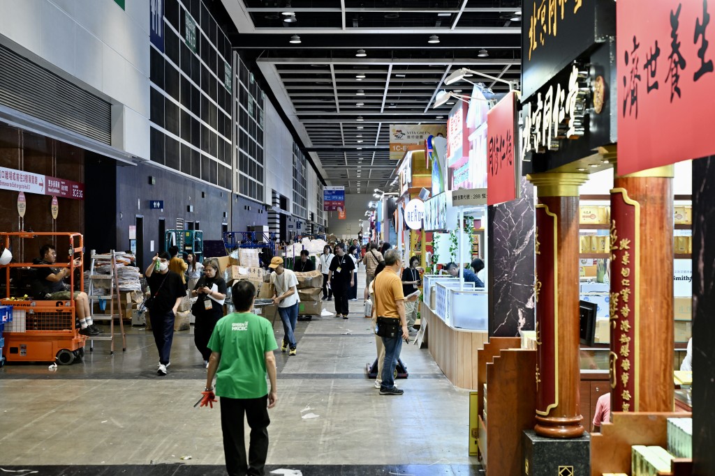 參展商吳小姐表示,預估今年營業額會上升,因公司推出了多款特別產品,商品種類亦更豐富。 參展商吳小姐表示,預估今年營業額會上升,因公司推出了多款特別產品,商品種類亦更豐富。