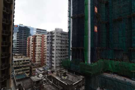 單位坐向正南，外望市景。