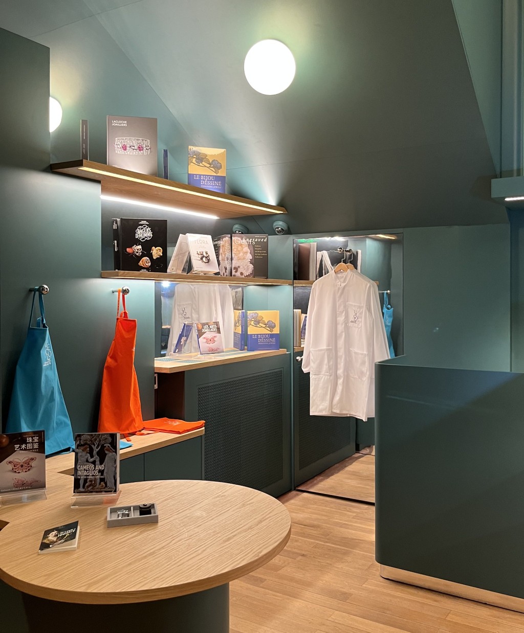 小小的銷售區主要發售L'ECOLE出版的刊物及紀念品。