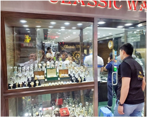 尖沙嘴麼地道一家鐘表店,10月遭賊人持槍搶走兩隻價值99萬元的手表。資料圖片