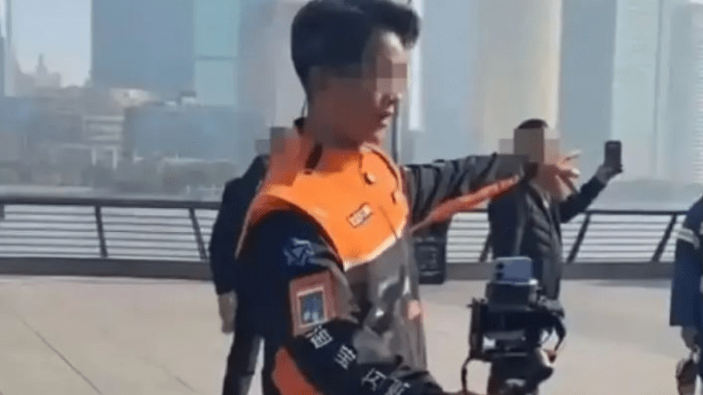 袁某在外灘直播。網上圖片